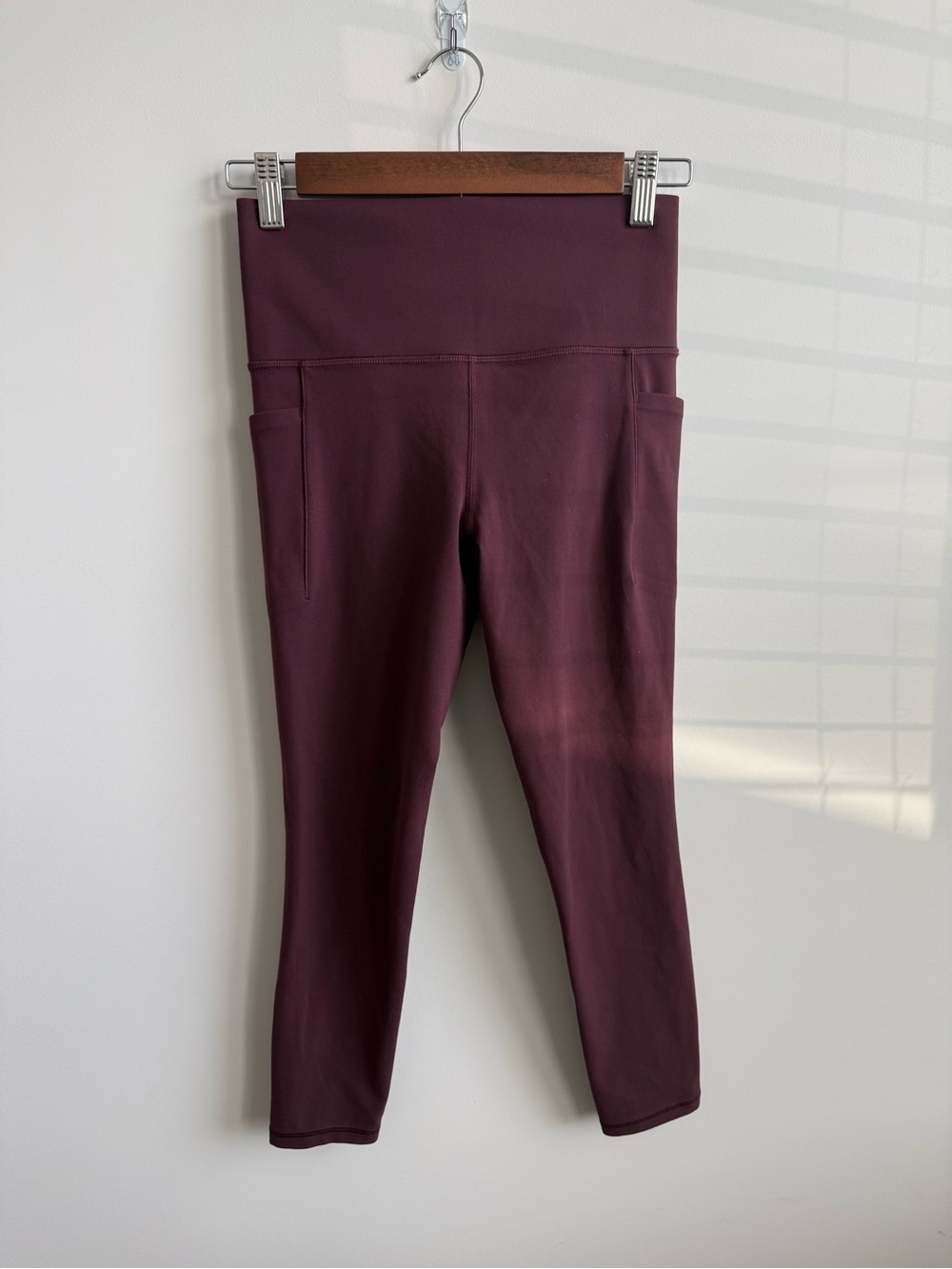 Athleta Salutation Stash Pocket II 7/8 Tight Burgundy Size Small